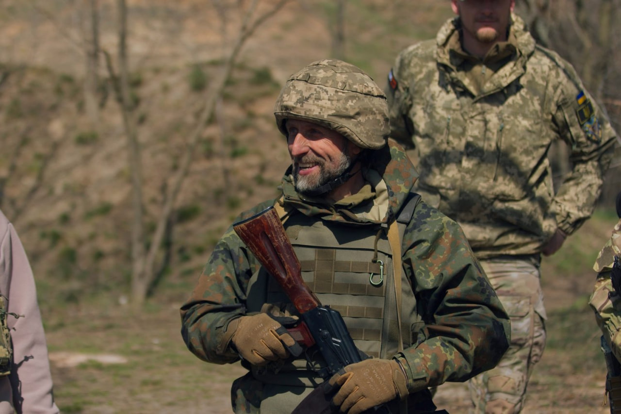 Легенди футболу Селезньов та Мілевський відправилися на Донбас (фото)