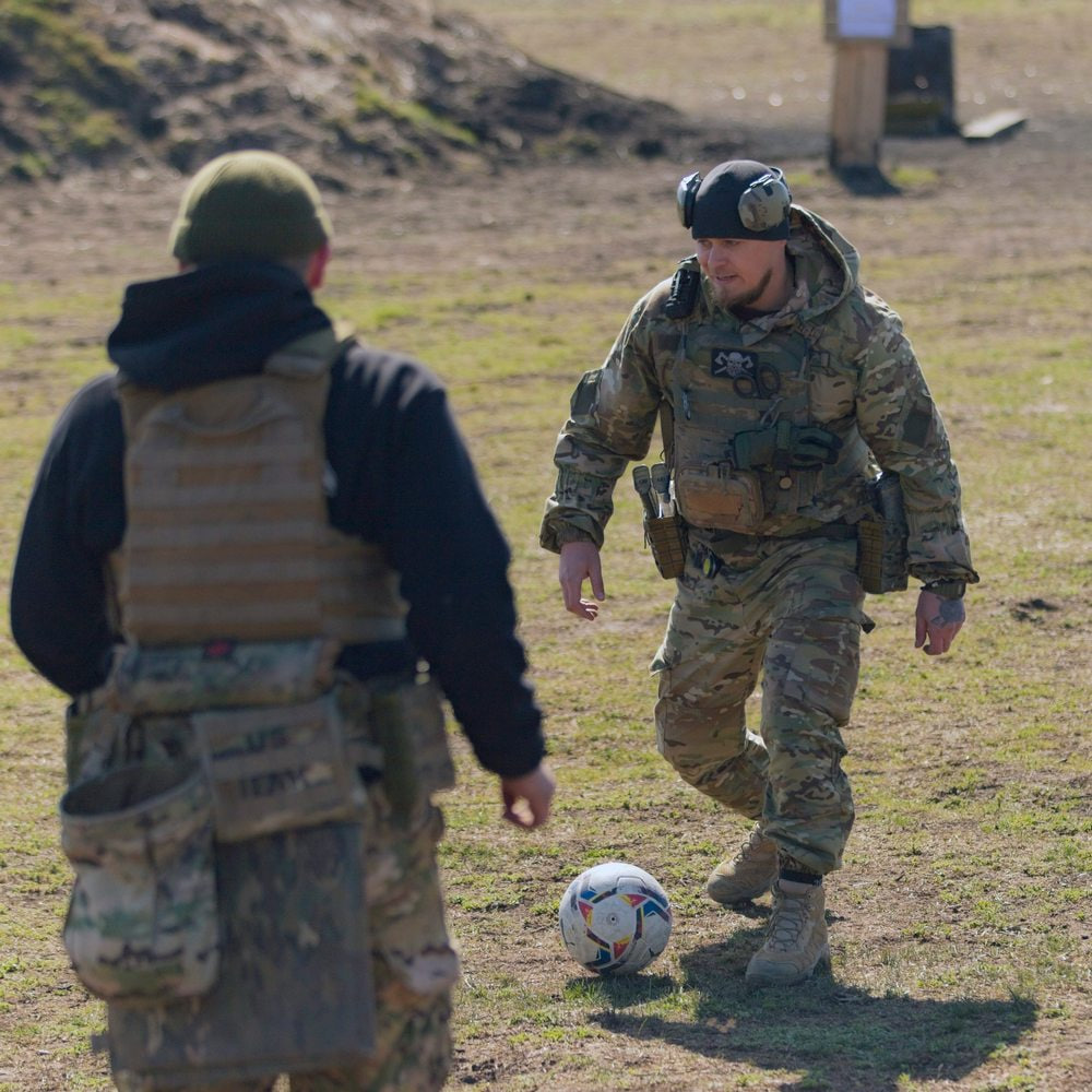 Легенди футболу Селезньов та Мілевський відправилися на Донбас (фото)