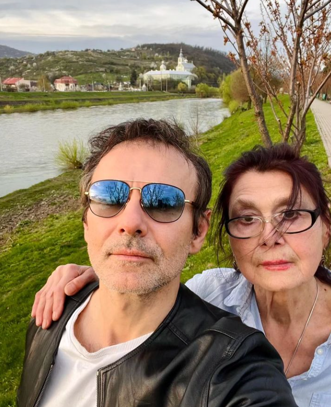 Вакарчук впервые за долгое время показал 77-летнюю маму (фото)