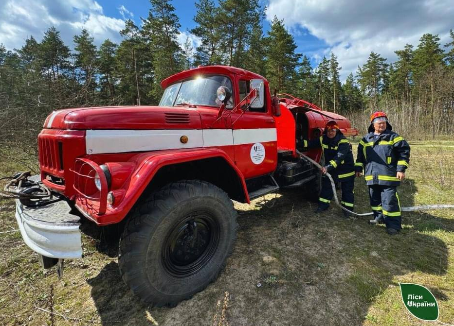 Українцям показали, як тренують пожежників у польових умовах: унікальні фото