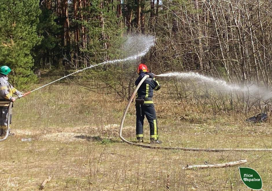 Українцям показали, як тренують пожежників у польових умовах: унікальні фото