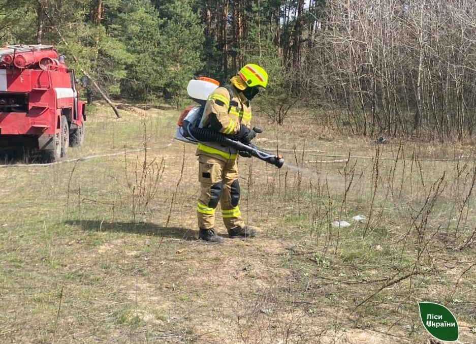 Українцям показали, як тренують пожежників у польових умовах: унікальні фото