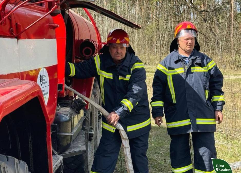 Українцям показали, як тренують пожежників у польових умовах: унікальні фото