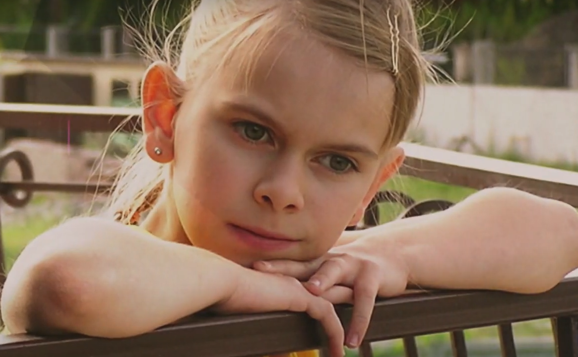 Що сталося з зіркою фільмів &quot;Аврора&quot; та &quot;Жіноча інтуїція&quot;: мешкає за кордоном та працює офіціанткою