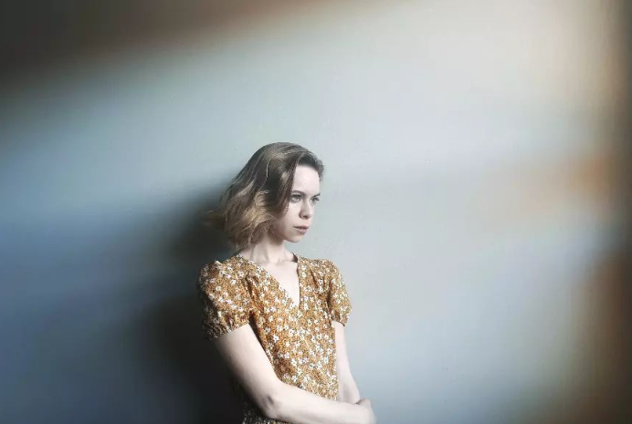 Що сталося з зіркою фільмів &quot;Аврора&quot; та &quot;Жіноча інтуїція&quot;: мешкає за кордоном та працює офіціанткою