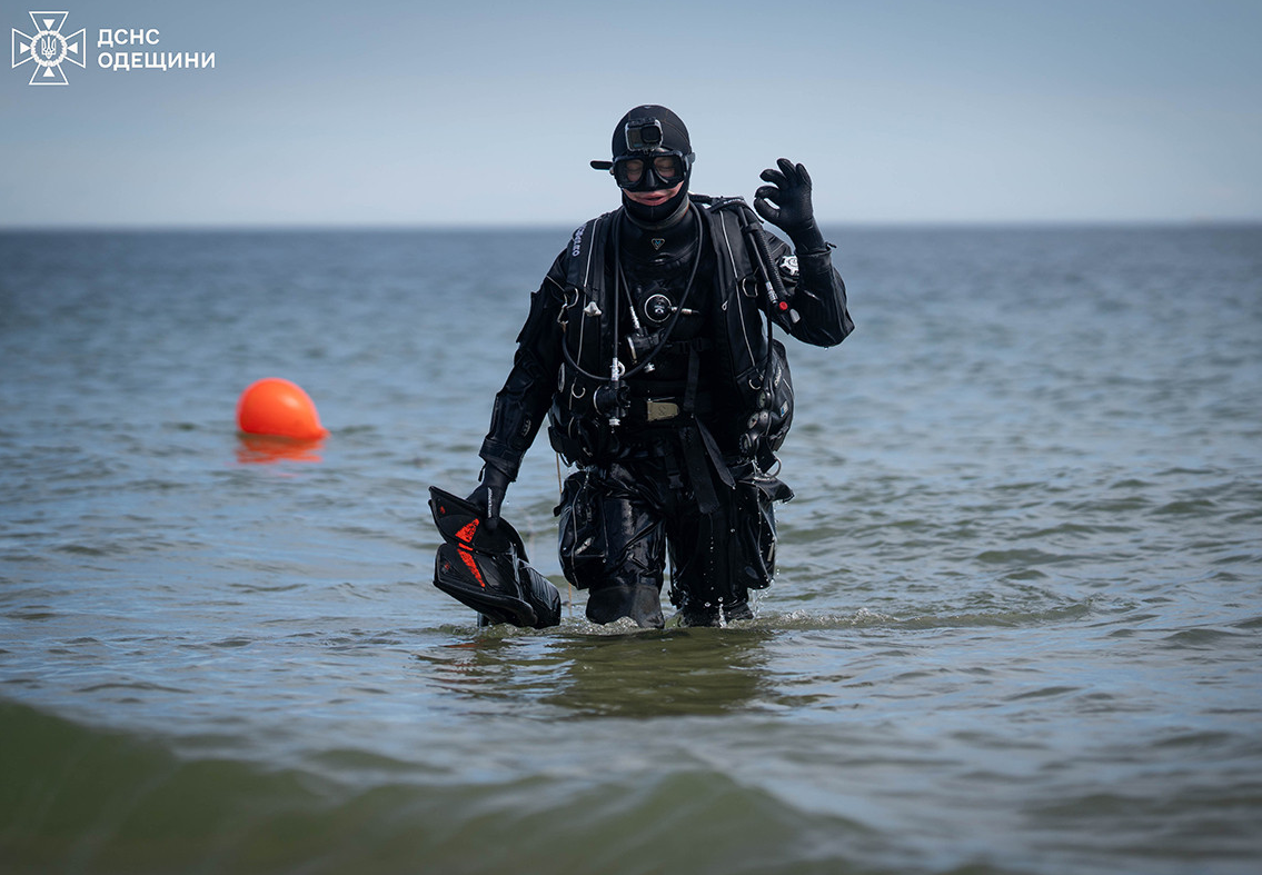 Это стоит увидеть. Украинцам показали, как тренируются водолазы-спасатели (фото)