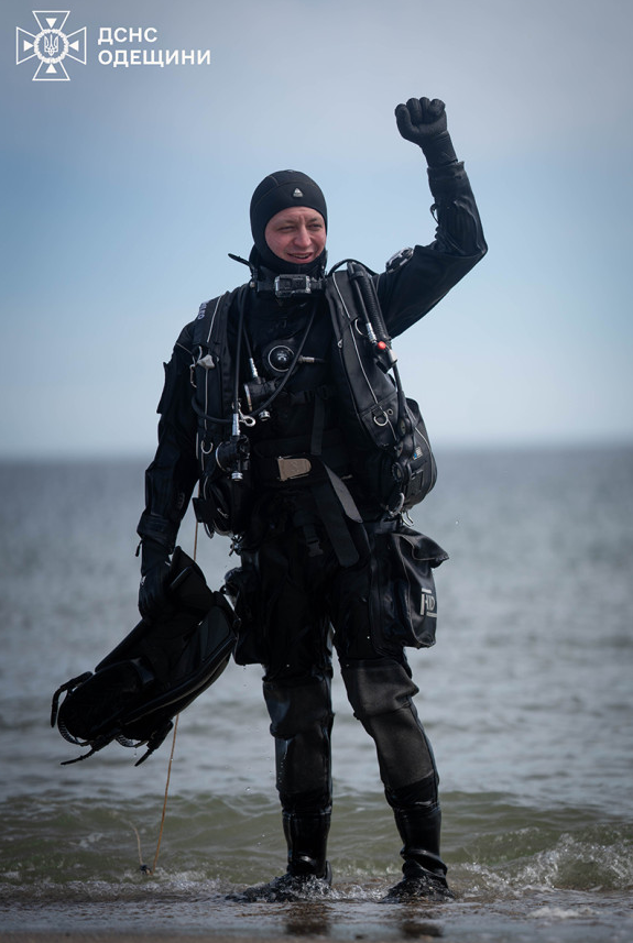 Это стоит увидеть. Украинцам показали, как тренируются водолазы-спасатели (фото)