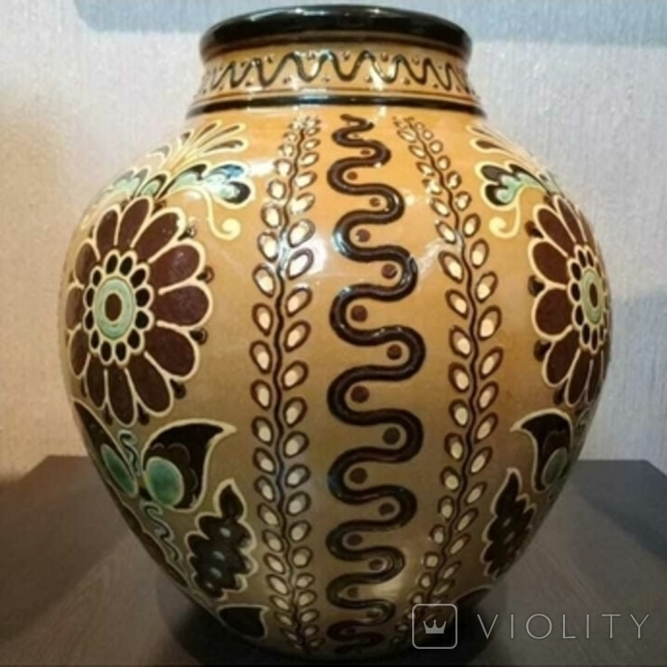 "Сокровище" в серванте. Такая ваза стоит 75 тысяч гривен и вот как она выглядит (фото)