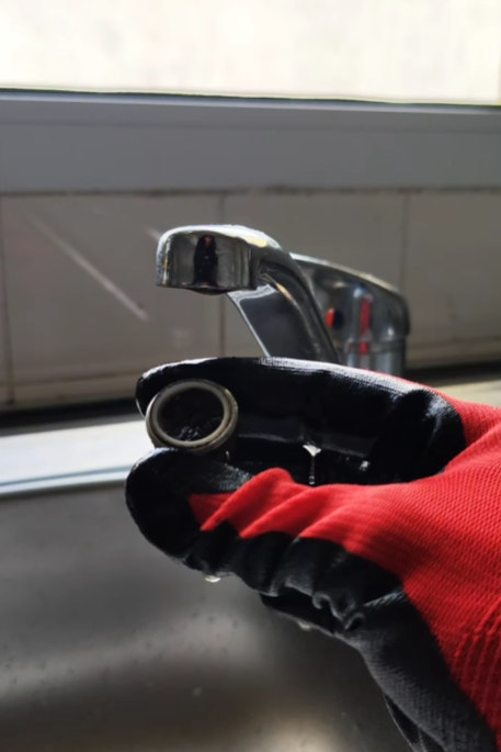 Воду з-під крана показали під мікроскопом, але найбільш &quot;цікавеньке&quot; помітили на аераторі (відео)