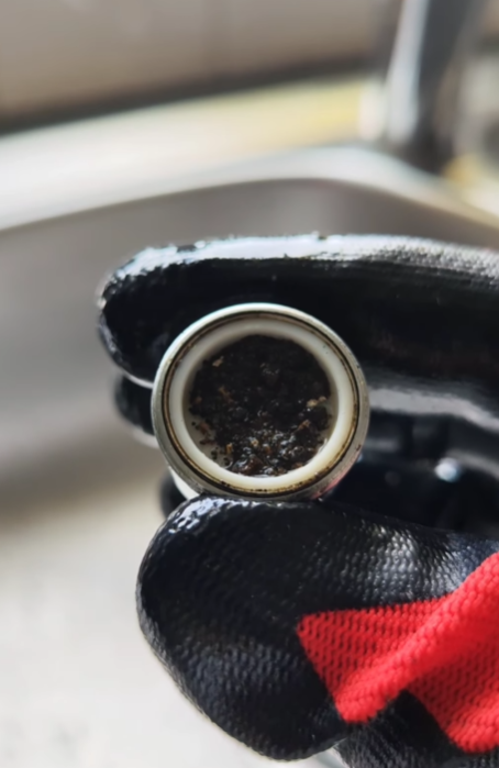 Воду з-під крана показали під мікроскопом, але найбільш &quot;цікавеньке&quot; помітили на аераторі (відео)