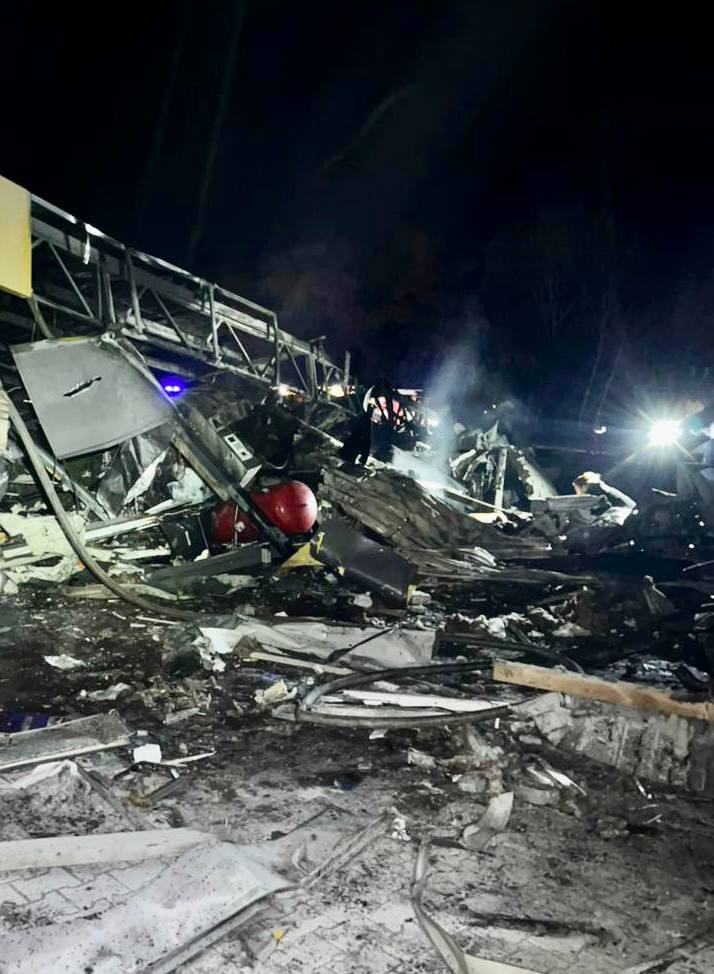 Внаслідок ракетної атаки у Дніпрі трапилась пожежа на АЗС: є жертви