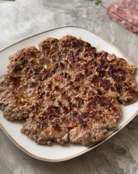 Запеченный драник с мясом и грибами: очень вкусное блюдо из обычных продуктов