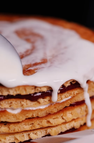 Неймовірний медовик з вишнею від Ектора з "МастерШеф": кулінар дав покроковий рецепт з відео