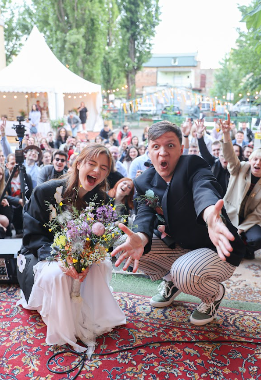 Учасники гурту Tember Blanche зіграли камерне весілля у незвичайних костюмах (фото)