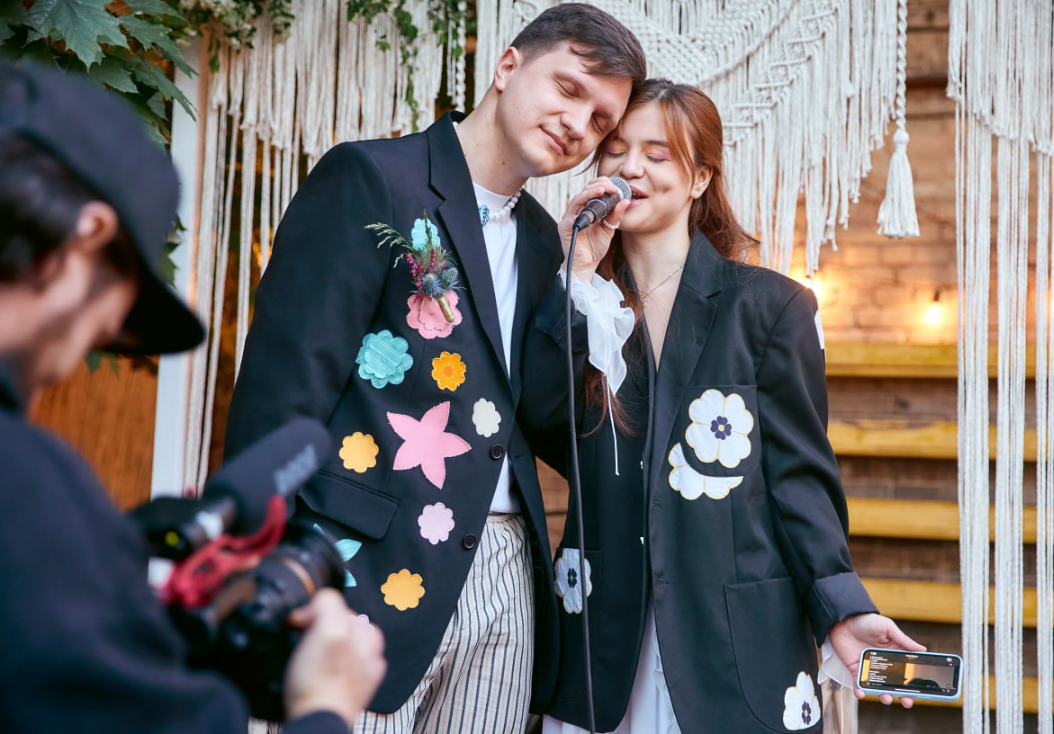 Учасники гурту Tember Blanche зіграли камерне весілля у незвичайних костюмах (фото)