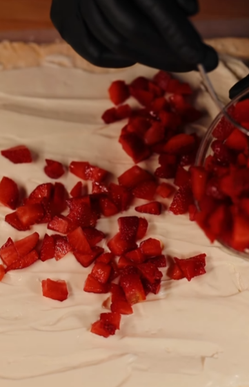 Нежный и вкусный меренговый рулет от Эктора из &quot;МастерШеф&quot;: готовится очень легко (видео)