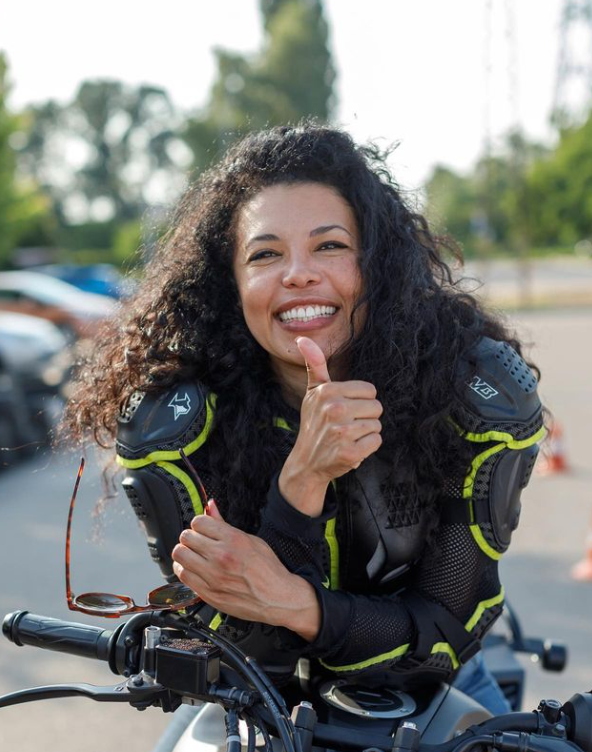 Известная 48-летняя ведущая честно сказала, что думает об усыновлении и хочет ли стать мамой