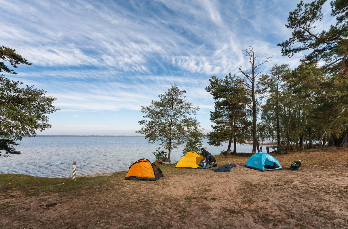 7 кращих місць для відпочинку з наметом, куди можна поїхати просто зараз