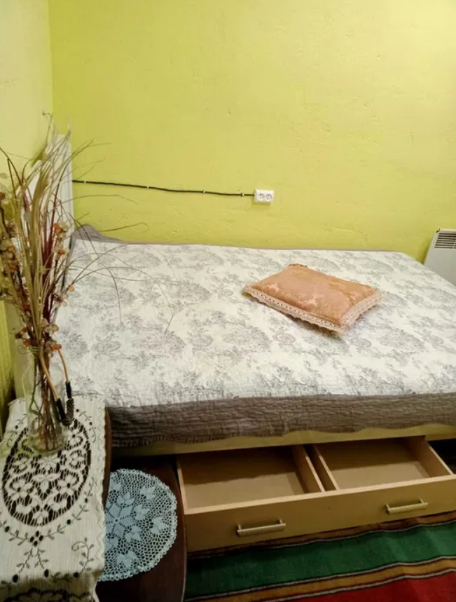 На стінах - плями, кабелі та труби. Як виглядає найдешевша &quot;смарт&quot;-квартира в Києві (фото)