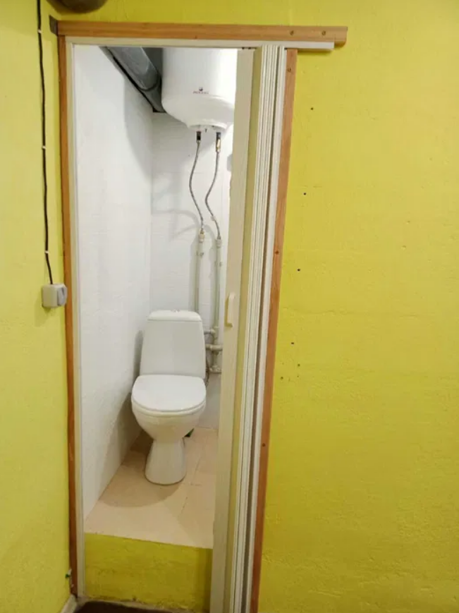 На стінах - плями, кабелі та труби. Як виглядає найдешевша &quot;смарт&quot;-квартира в Києві (фото)