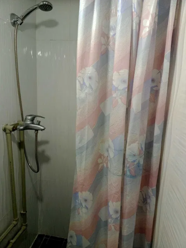 На стінах - плями, кабелі та труби. Як виглядає найдешевша &quot;смарт&quot;-квартира в Києві (фото)