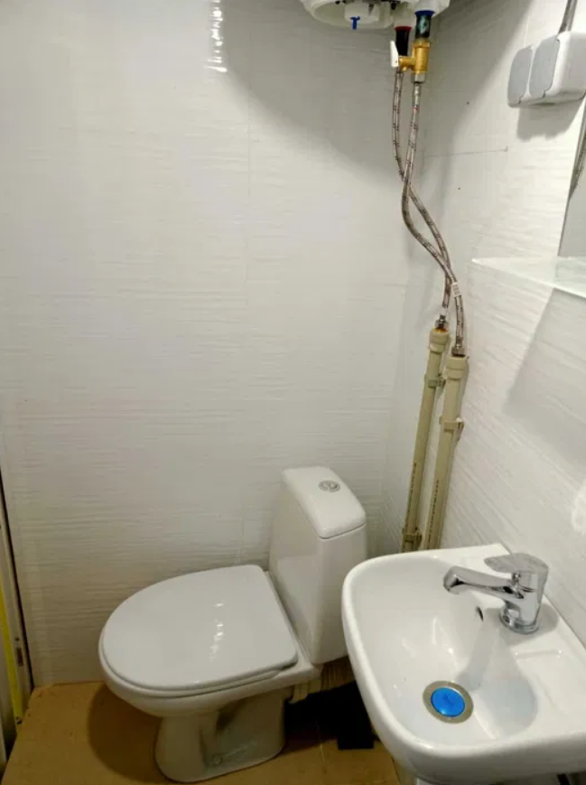 На стінах - плями, кабелі та труби. Як виглядає найдешевша &quot;смарт&quot;-квартира в Києві (фото)