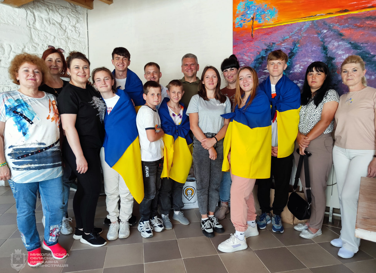 В Украину вернули пятерых детей-сирот, похищенных россиянами два года назад: как это было (фото)