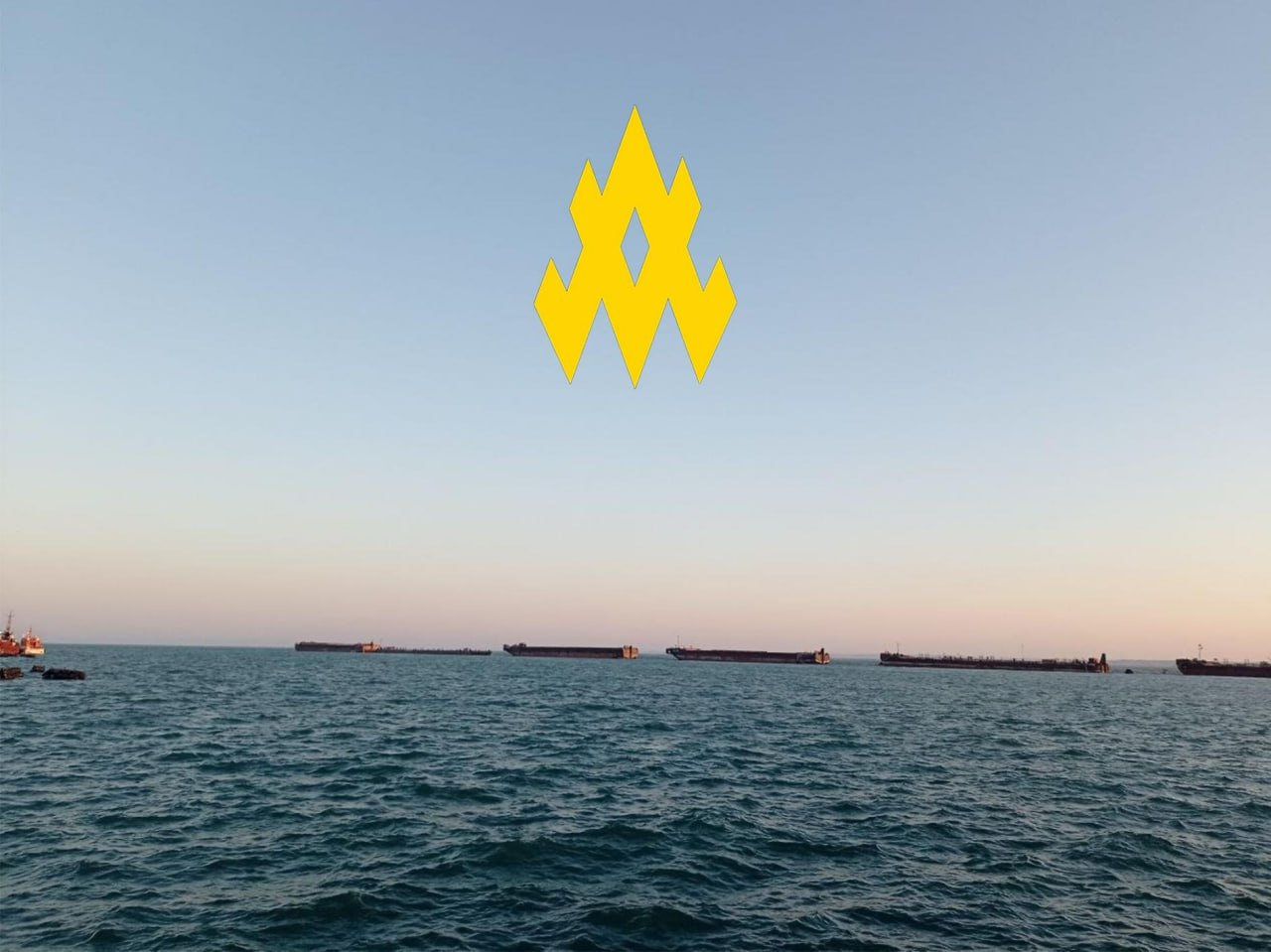 Боятся удара? Россияне стягивают ПВО и баржи к Крымскому мосту, - партизаны