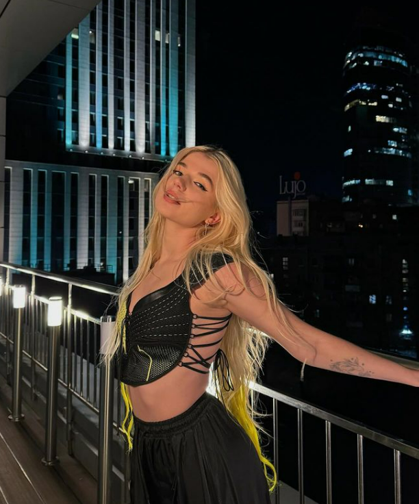 &quot;Уже зажимается с другой&quot;. Бойфренд украинской певицы сбежал в Россию: что известно