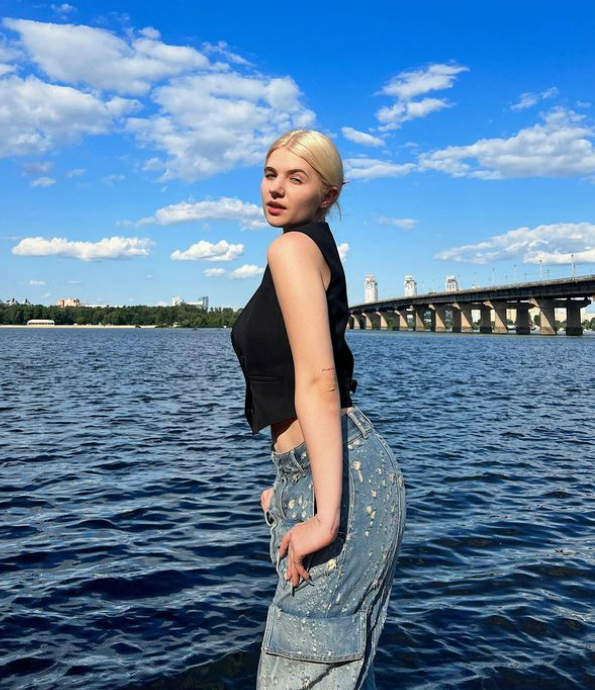 &quot;Уже зажимается с другой&quot;. Бойфренд украинской певицы сбежал в Россию: что известно