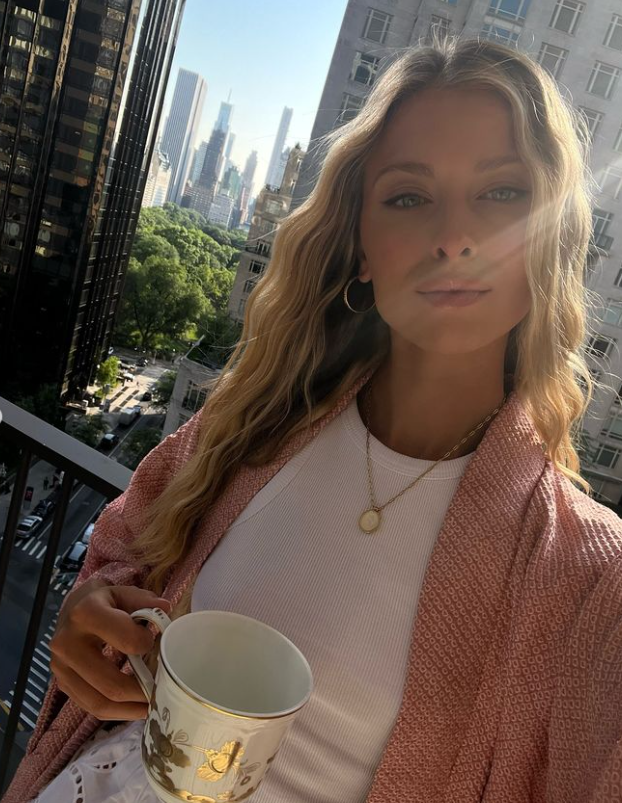 Бабушка &quot;заценила&quot;. Внучка Ротару похвасталась брендовым подарком: сколько он стоит