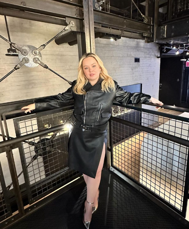 Какой была звезда "Бриджертонов" до сериала: будто другой человек (фото)