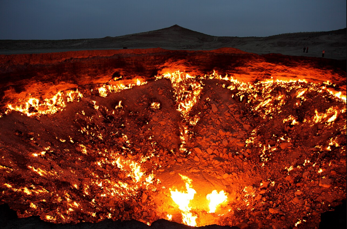 &quot;Брама пекла&quot;. Чому газовий кратер у пустелі горить уже 53 роки (фото, відео)