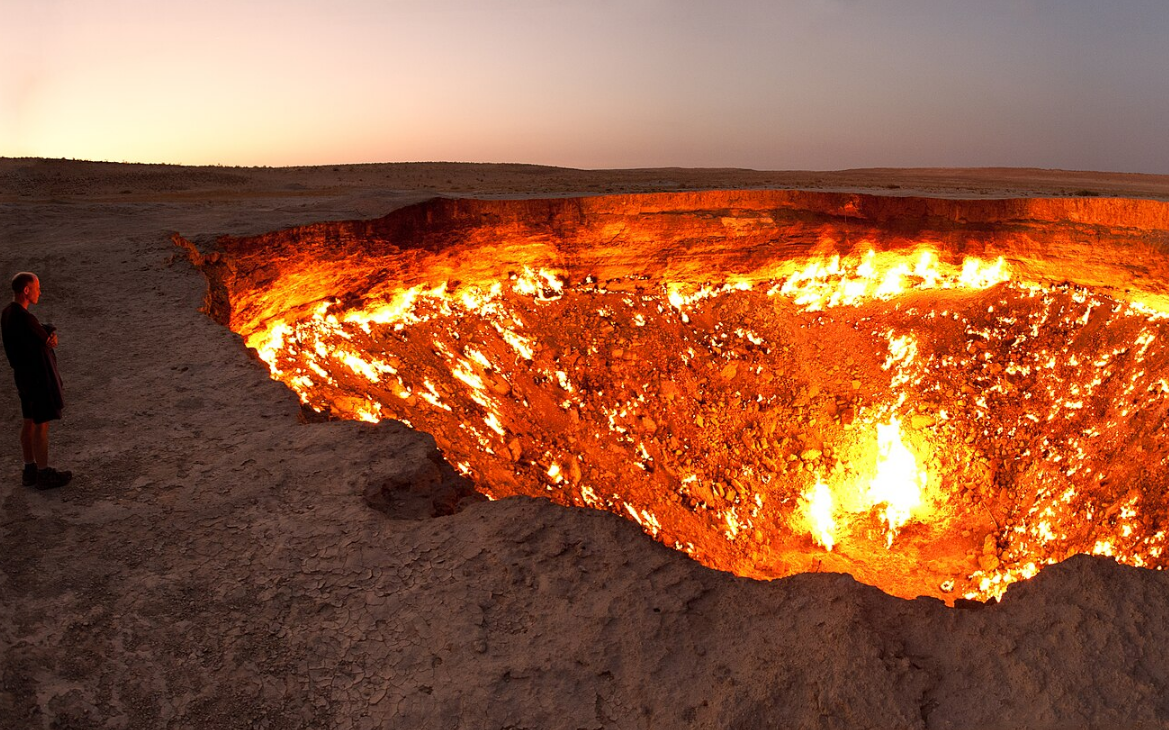 &quot;Брама пекла&quot;. Чому газовий кратер у пустелі горить уже 53 роки (фото, відео)