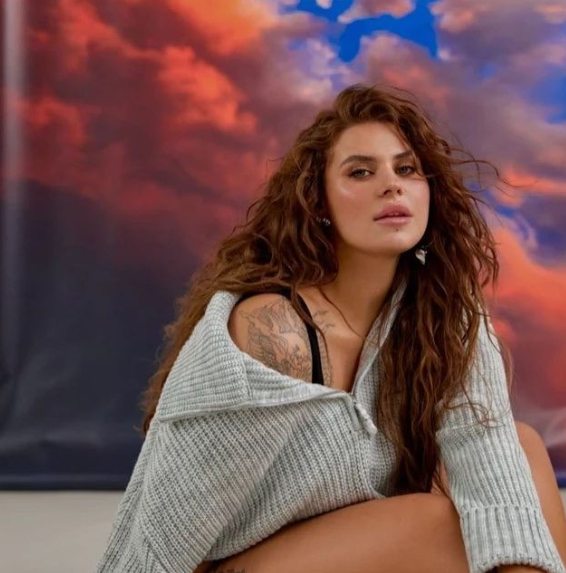 Трінчер впала, а Кароль слухала матюки: смішні моменти з концертів зірок, які потрапили на відео