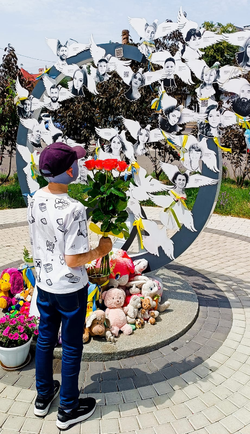 Роман Алексив, выживший после удара по Виннице, впервые пришел на место гибели мамы (фото)