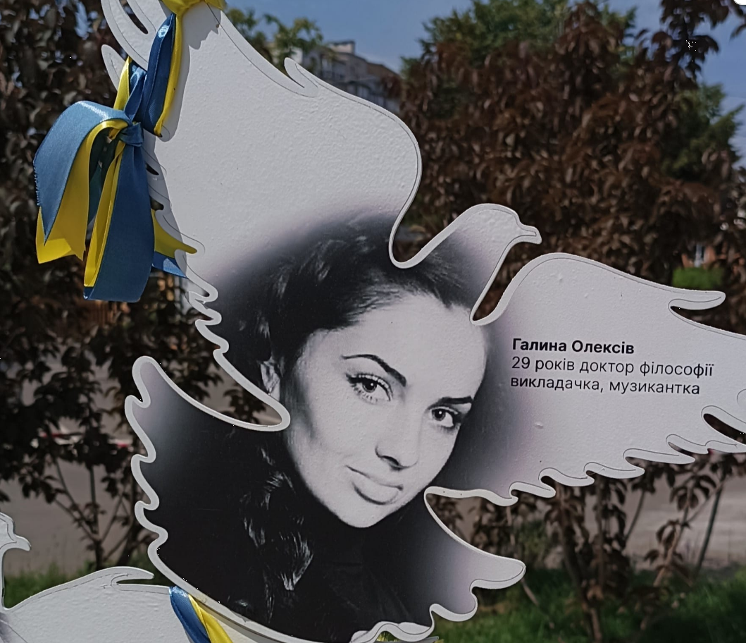 Роман Алексив, выживший после удара по Виннице, впервые пришел на место гибели мамы (фото)