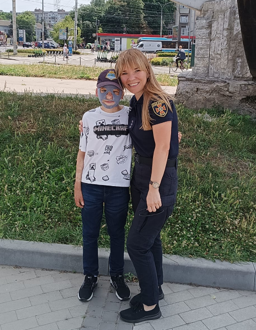 Роман Алексив, выживший после удара по Виннице, впервые пришел на место гибели мамы (фото)