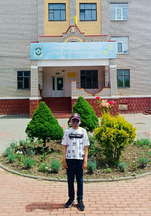 Роман Алексив, выживший после удара по Виннице, впервые пришел на место гибели мамы (фото)