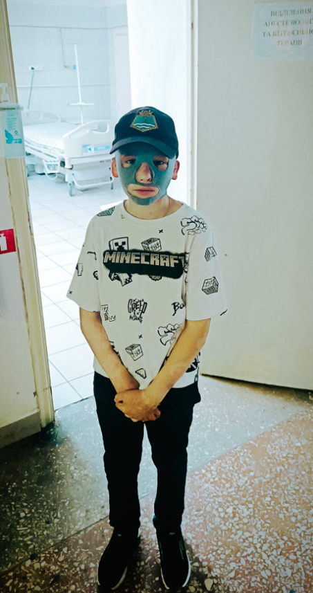 Роман Алексив, выживший после удара по Виннице, впервые пришел на место гибели мамы (фото)