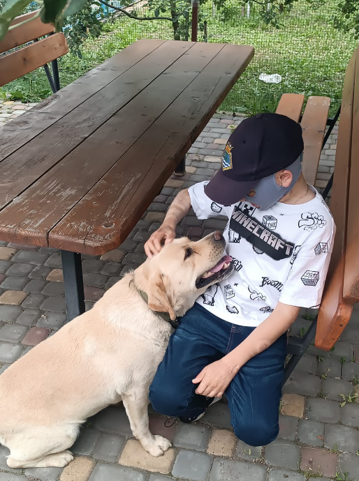 Роман Алексив, выживший после удара по Виннице, впервые пришел на место гибели мамы (фото)