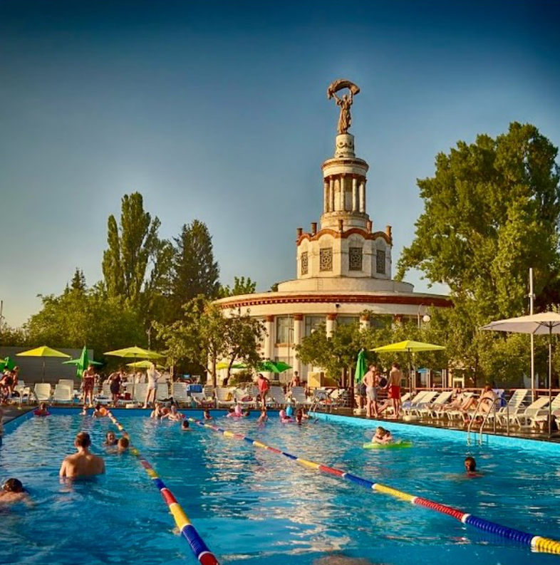 Спасение от жары в Киеве. Где можно отдохнуть возле бассейна и сколько это стоит