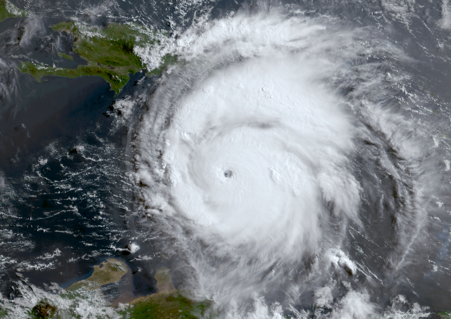 Самолет исследователей рискнул заглянуть в &quot;глаз&quot; разрушительного урагана: как это было (фото, видео)