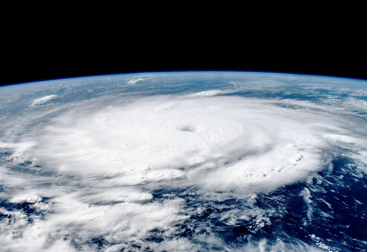 Самолет исследователей рискнул заглянуть в &quot;глаз&quot; разрушительного урагана: как это было (фото, видео)