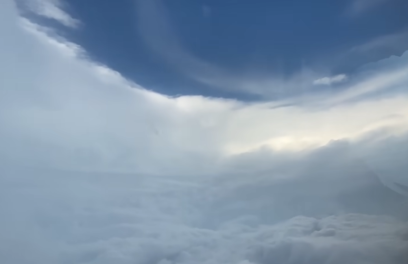 Літак дослідників ризикнув зазирнути в "око" руйнівного урагану: як це було (фото, відео)