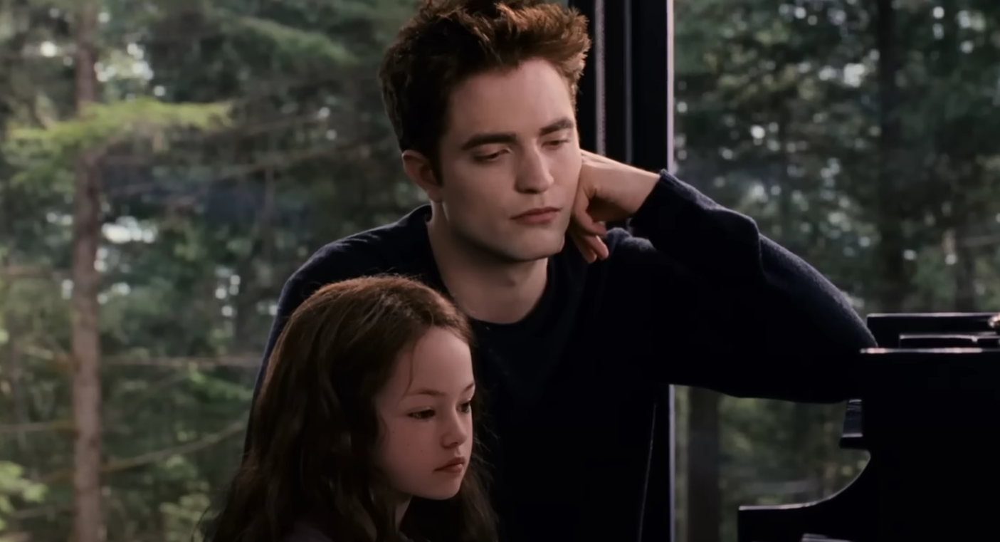 Как выглядит актриса, сыгравшая дочь Беллы и Эдварда в &quot;Сумерках&quot;. Ей 23 и она невероятно красива
