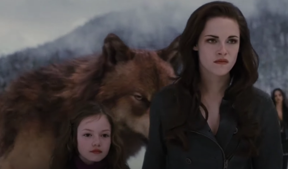 Как выглядит актриса, сыгравшая дочь Беллы и Эдварда в &quot;Сумерках&quot;. Ей 23 и она невероятно красива