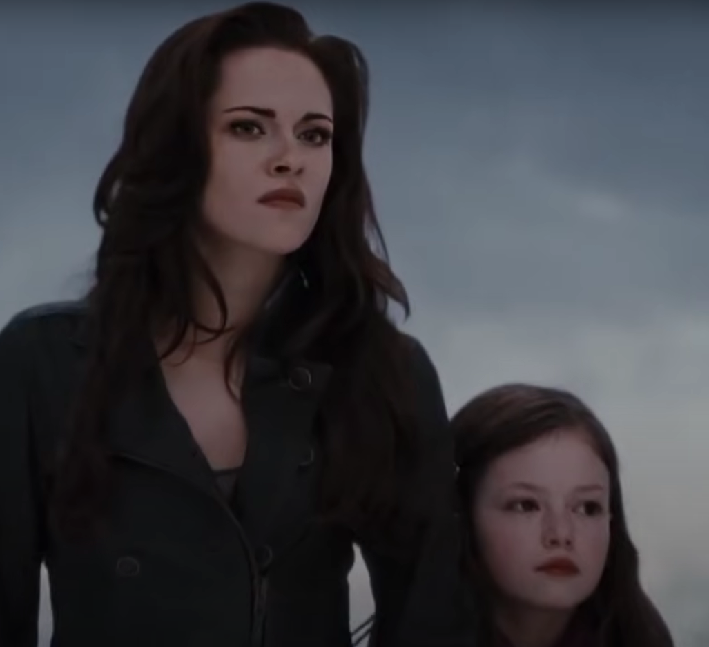 Как выглядит актриса, сыгравшая дочь Беллы и Эдварда в &quot;Сумерках&quot;. Ей 23 и она невероятно красива