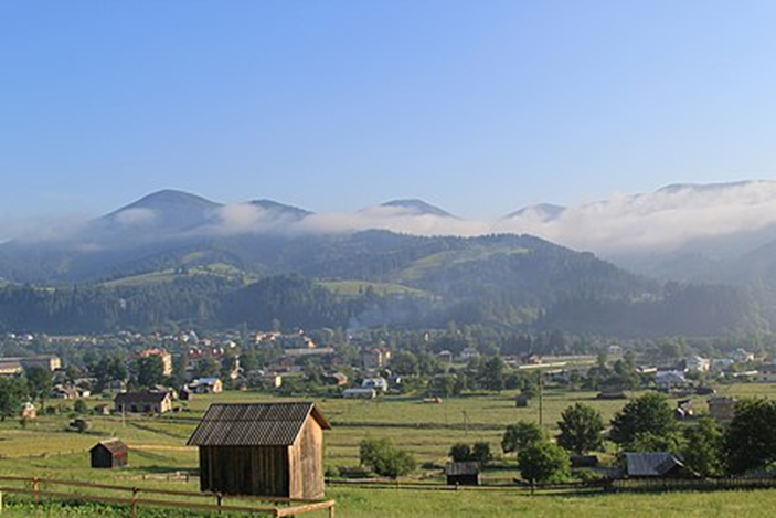 Верховина та ще 5 мальовничих селищ у Карпатах, де не жарко навіть влітку