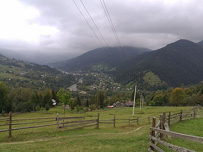 Верховина та ще 5 мальовничих селищ у Карпатах, де не жарко навіть влітку